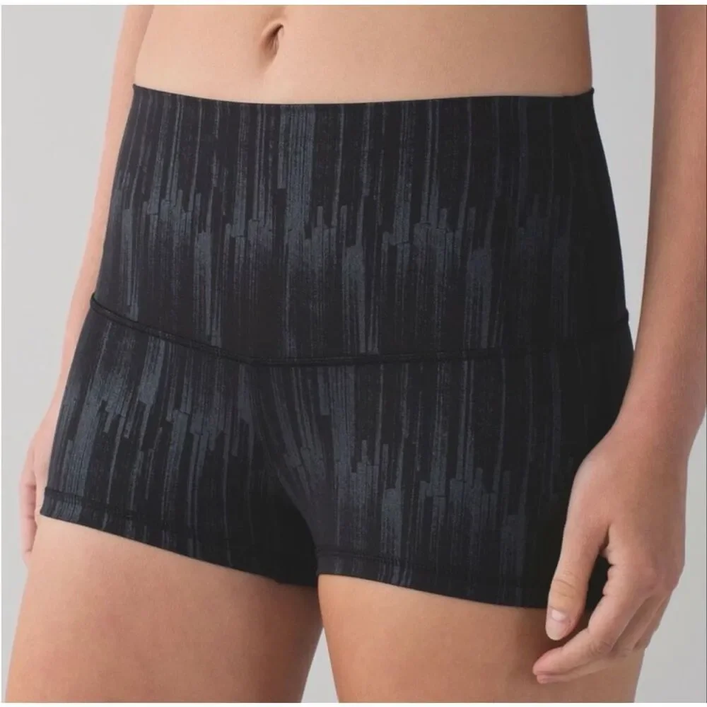Lululemon Boogie Short Sz 4 *Luxtreme (Roll Down) In Scratch Match Black Multi